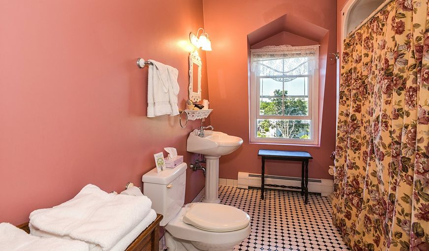 Payne’s Harbor View Inn, room with private jacuzzi, photo 2