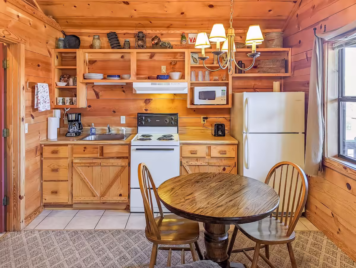 Pinewood Wilderness Way, cabin with a private hot tub, photo 4