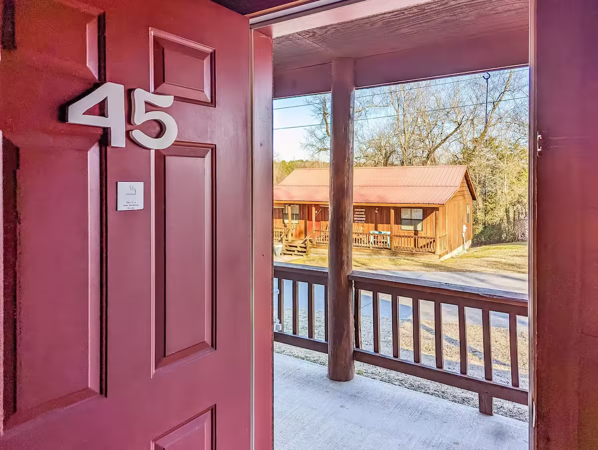 Pinewood Wilderness Way, cabin with a private hot tub, photo 5