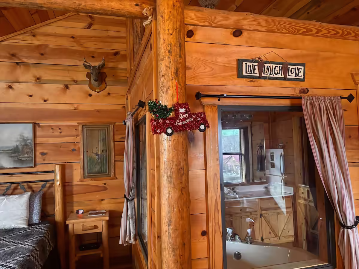 Pinewood Wilderness Way, cabin with a private hot tub, photo 6