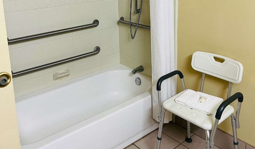 Quality Inn I-75 West Chester-North Cincinnati, room with private jacuzzi, photo 5