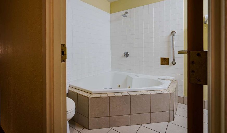 Quality Inn I-75 West Chester-North Cincinnati, room with private jacuzzi, photo 2