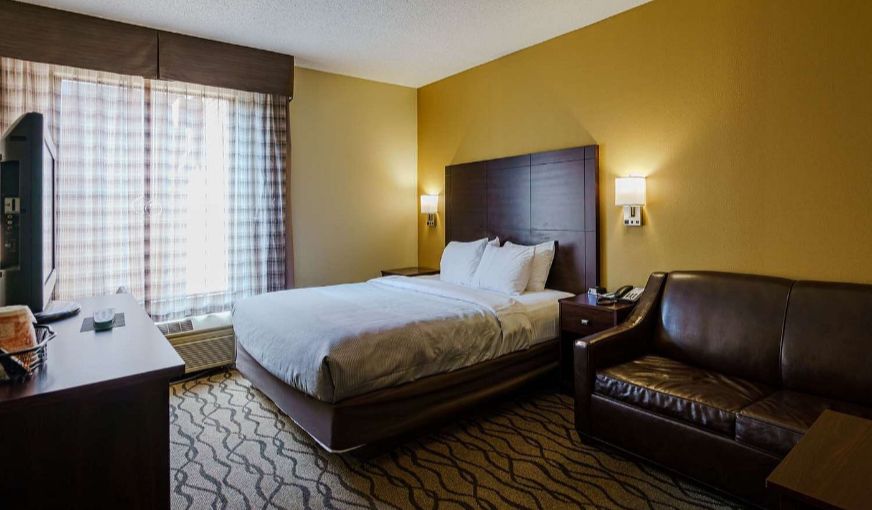 Quality Inn I-75 West Chester-North Cincinnati, room with private jacuzzi, photo 4
