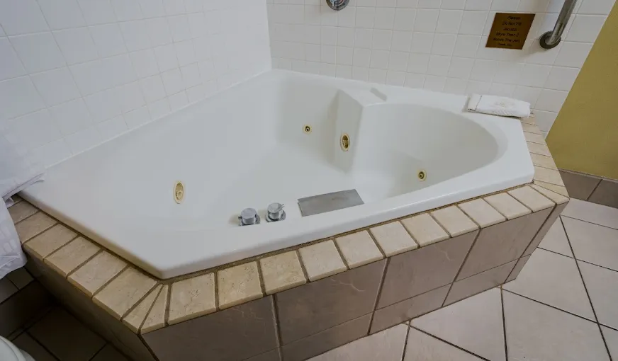 Quality Inn I-75 West Chester-North Cincinnati, room with private jacuzzi, photo 3