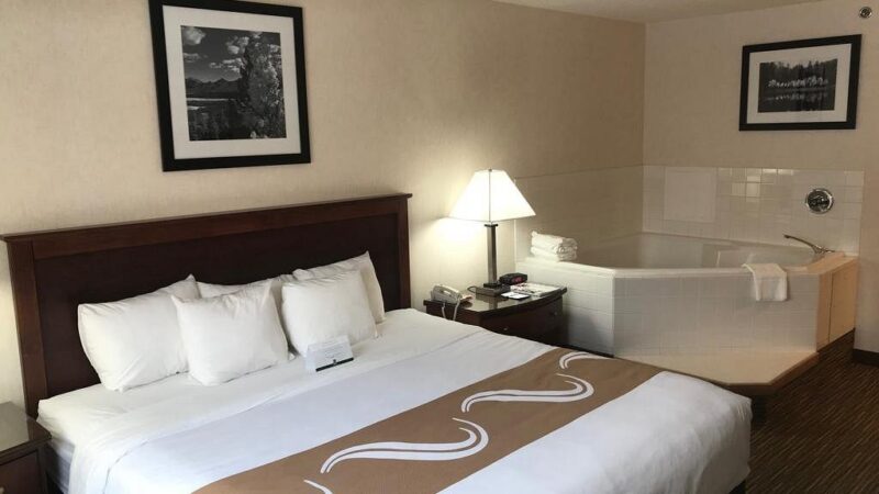 Quality Inn Suites 4 - jacuzzi hotel room
