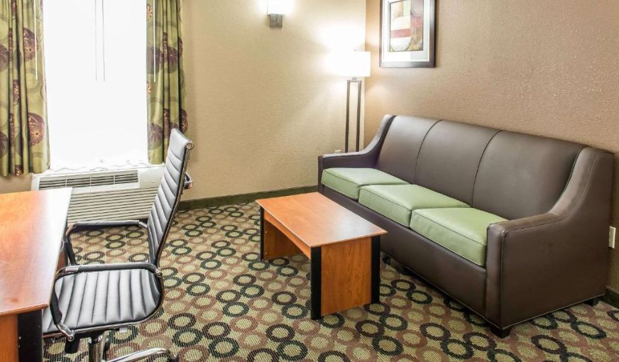 Quality Inn & Suites Columbus, room with private jacuzzi, photo 4