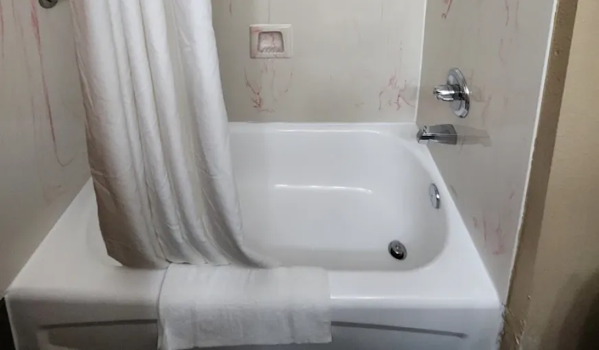 Quality Inn & Suites Columbus, room with private jacuzzi, photo 5