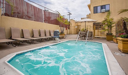 Quality Inn & Suites Hermosa Beach, room with private jacuzzi, photo 5