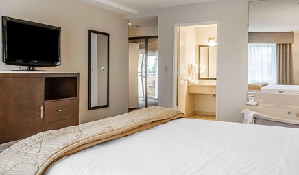 Quality Inn & Suites Hermosa Beach, room with private jacuzzi, photo 6