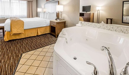 Quality Inn & Suites Hermosa Beach, room with private jacuzzi, photo 7