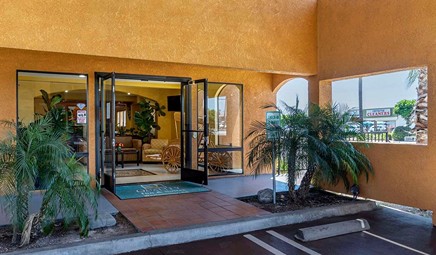 Quality Inn & Suites Westminster Seal Beach, room with private jacuzzi, photo 1
