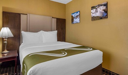 Quality Inn & Suites Westminster Seal Beach, room with private jacuzzi, photo 2