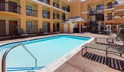 Quality Inn & Suites Westminster Seal Beach, room with private jacuzzi, photo 3