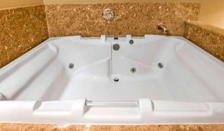Quality Inn & Suites Westminster Seal Beach, room with private jacuzzi, photo 7