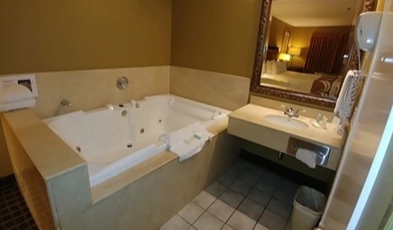 Quality Inn & Suites Westminster Seal Beach, room with private jacuzzi, photo 8