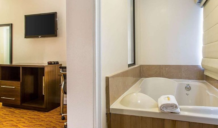 Quality Inn & Suites Middletown – Newport
