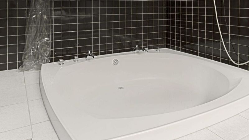 Ramada by Wyndham Waukegan/Great Lakes, room with private jacuzzi, photo 3