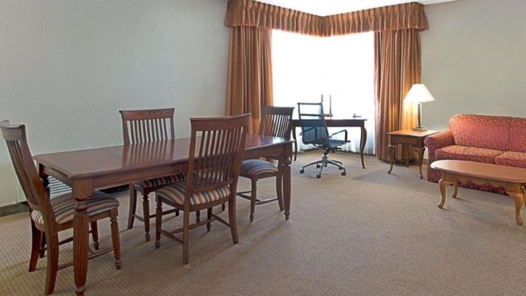 Ramada by Wyndham Waukegan/Great Lakes