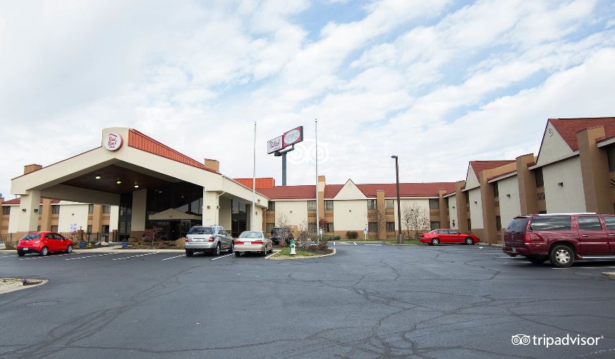 Red Roof Inn & Suites Cincinnati North-Mason, room with private jacuzzi, photo 8