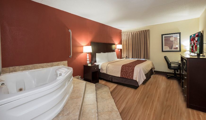 Red Roof Inn & Suites Cincinnati North-Mason, room with private jacuzzi, photo 3