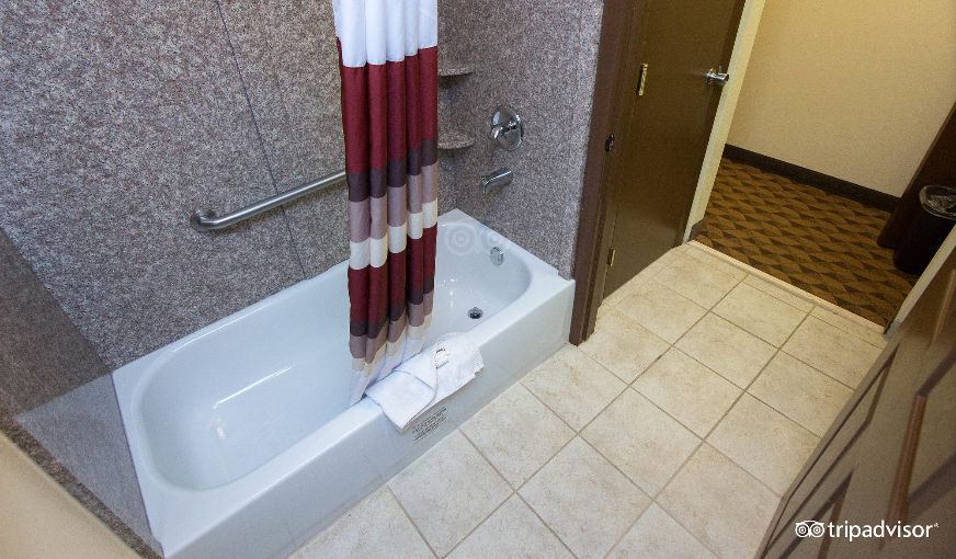Red Roof Inn & Suites Cincinnati North-Mason, room with private jacuzzi, photo 5