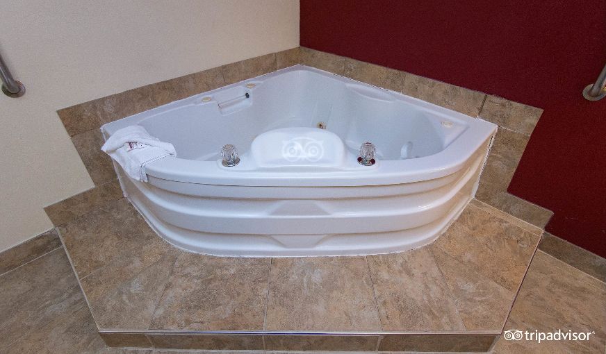 Red Roof Inn & Suites Cincinnati North-Mason, room with private jacuzzi, photo 2