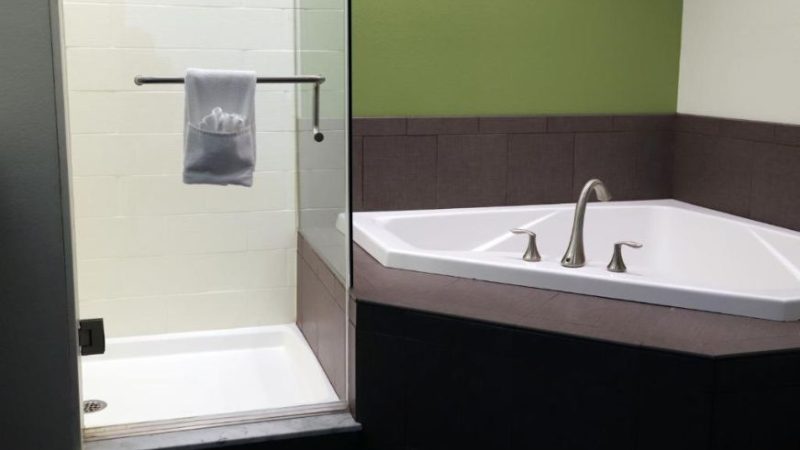 Sleep Inn & Suites Belmont – St. Clairsville, room with private jacuzzi, photo 1