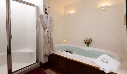 Stonecroft Country Inn 1 - jacuzzi hotel room