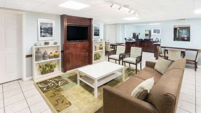 Super 8 by Wyndham Decatur/Lithonia/Atl Area