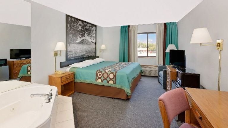 Super 8 by Wyndham Macomb