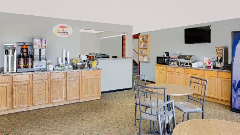 Super 8 by Wyndham Macomb