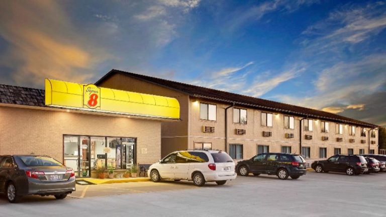 Super 8 by Wyndham Macomb