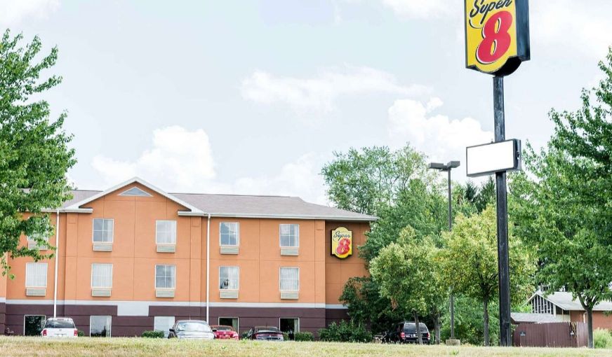 Super 8 by Wyndham Mars/Cranberry/Pittsburgh Area, room with private jacuzzi, photo 4