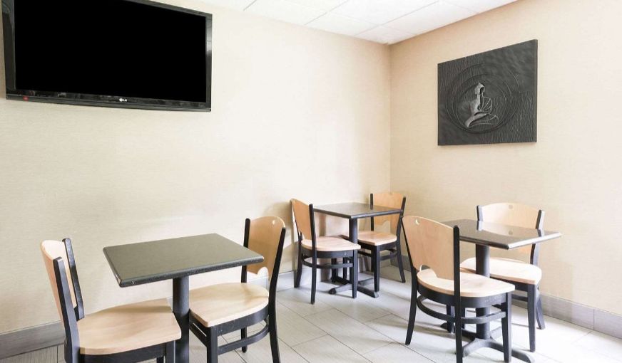 Super 8 by Wyndham Mars/Cranberry/Pittsburgh Area, room with private jacuzzi, photo 6