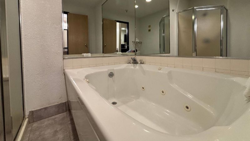 Super 8 by Wyndham Metropolis, room with private jacuzzi, photo 1