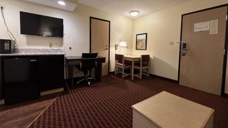 Super 8 by Wyndham Metropolis, room with private jacuzzi, photo 3