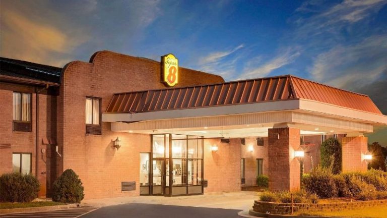 Super 8 by Wyndham Metropolis