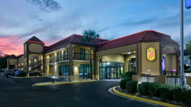 Super 8 by Wyndham Mobile/Tillmans Corner