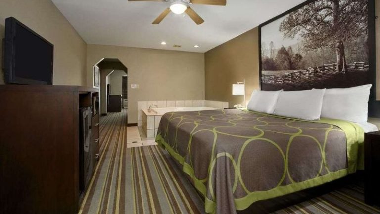 Super 8 by Wyndham Tupelo Airport