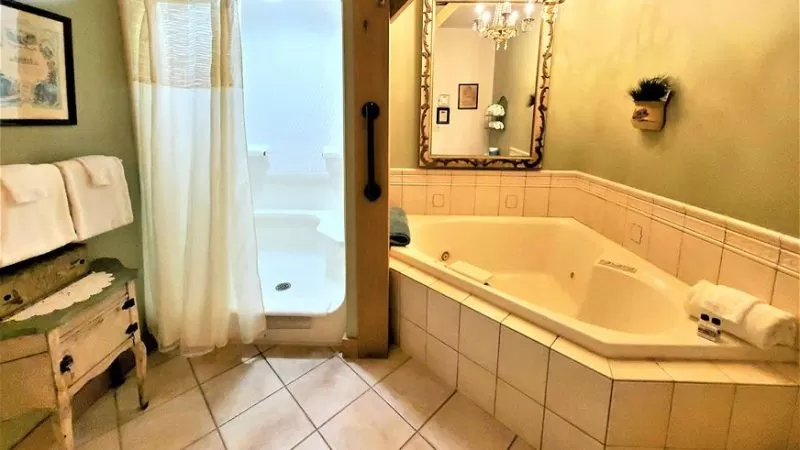 The Barn Inn Bed and Breakfast 1 - jacuzzi hotel room