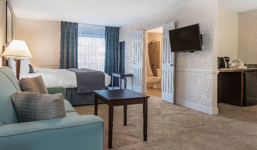 The Blu Hotel Blue Ash Cincinnati, Ascend Hotel Collection, room with private jacuzzi, photo 2