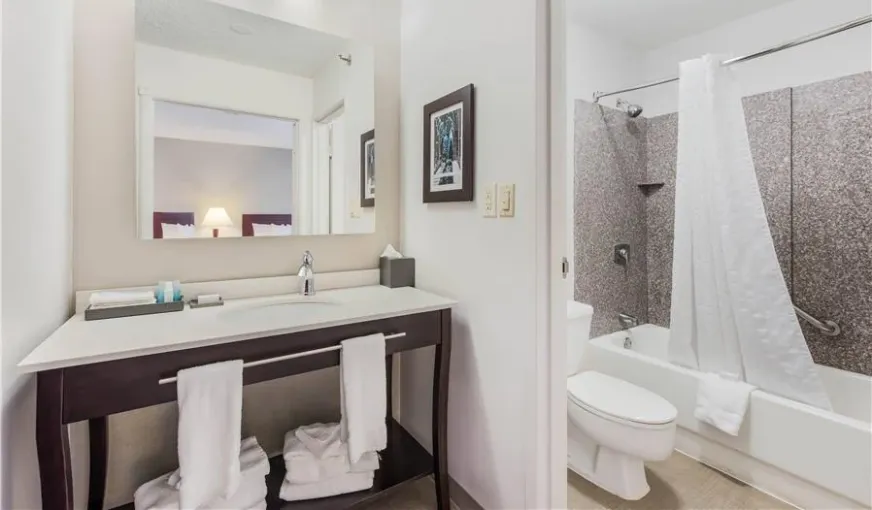 The Blu Hotel Blue Ash Cincinnati, Ascend Hotel Collection, room with private jacuzzi, photo 3