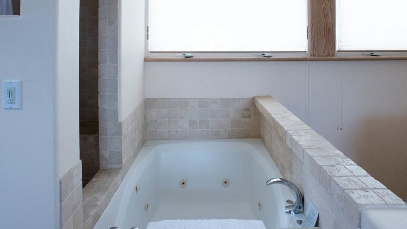 The Cottage Inn Spa e1769173283252 - jacuzzi hotel room