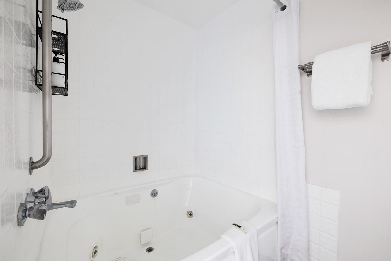 The Row Hotel, room with private jacuzzi, photo 1