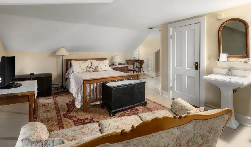 The Stagecoach Inn Bed and Breakfast, room with private jacuzzi, photo 2