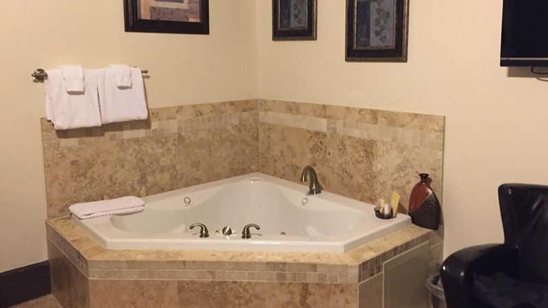 The Trinity Hotel, room with private jacuzzi, photo 2