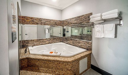 Travelodge Inn & Suites by Wyndham Bell Los Angeles Area, room with private jacuzzi, photo 2