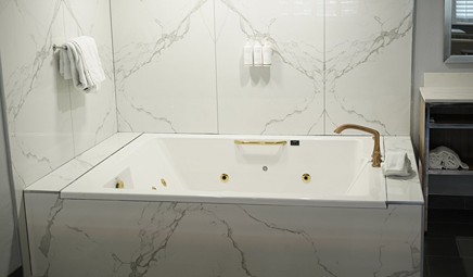 Travelodge by Wyndham Whittier, room with private jacuzzi, photo 4