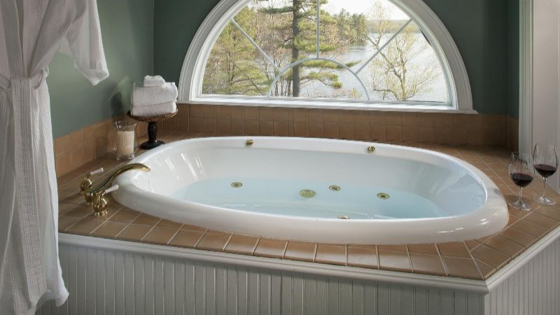 Wolf Cove Inn2 - jacuzzi hotel room