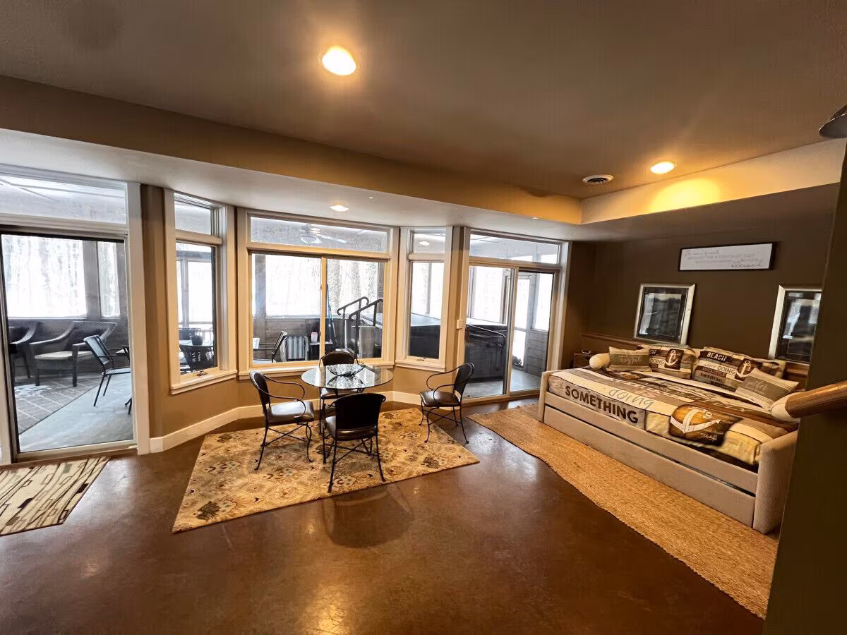Woodshores Retreat, cabin with a private hot tub, photo 3